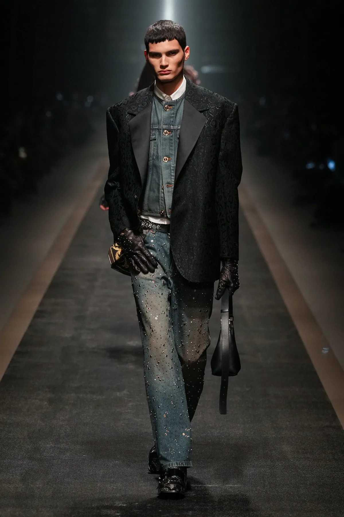 La collection Automne 2025 de Versace réaffirme avec audace l'héritage de la marque