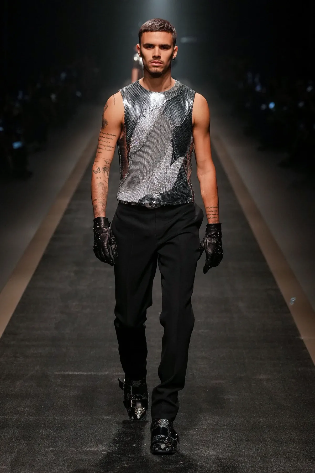 La collection Automne 2025 de Versace réaffirme avec audace l'héritage de la marque