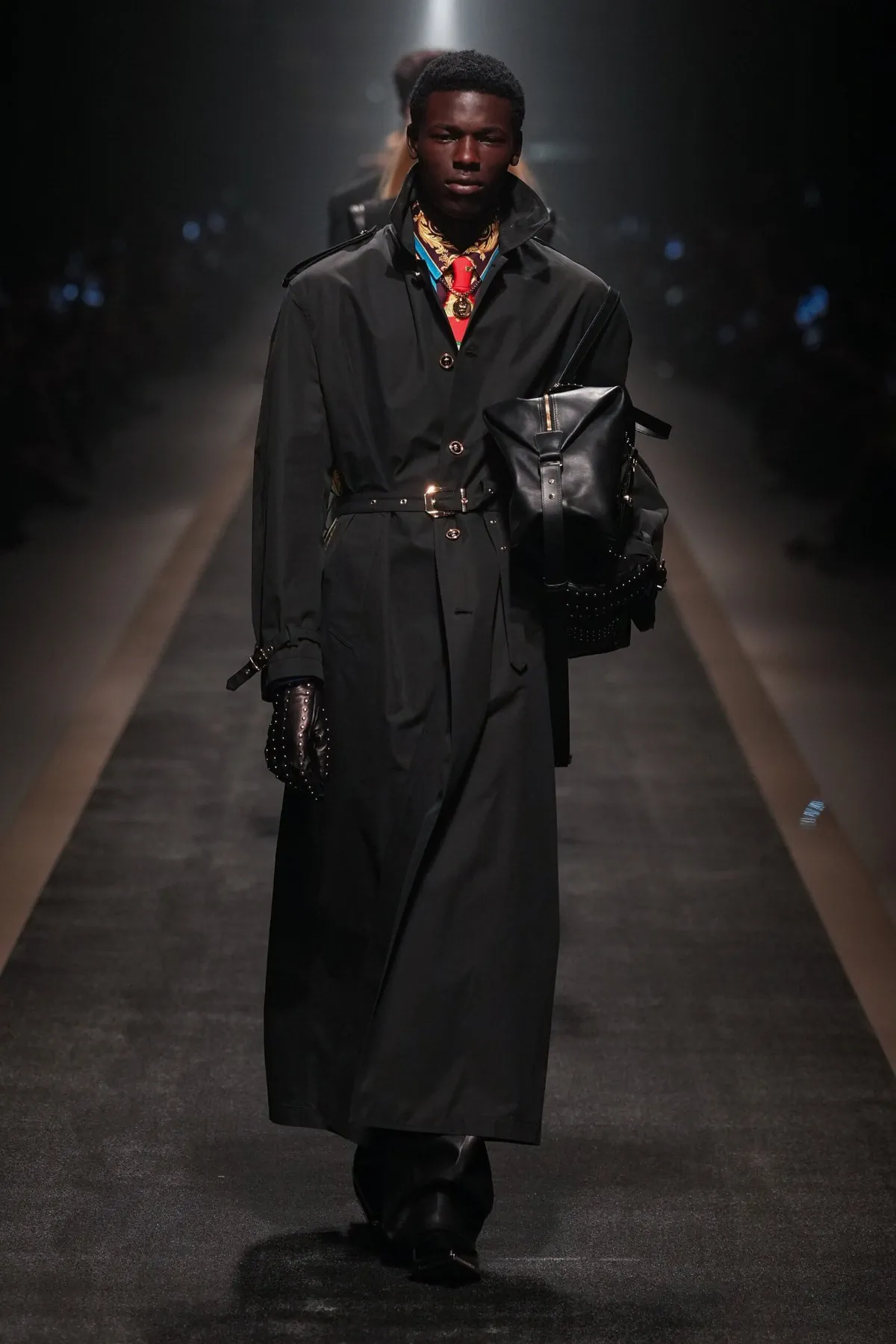 La collection Automne 2025 de Versace réaffirme avec audace l'héritage de la marque