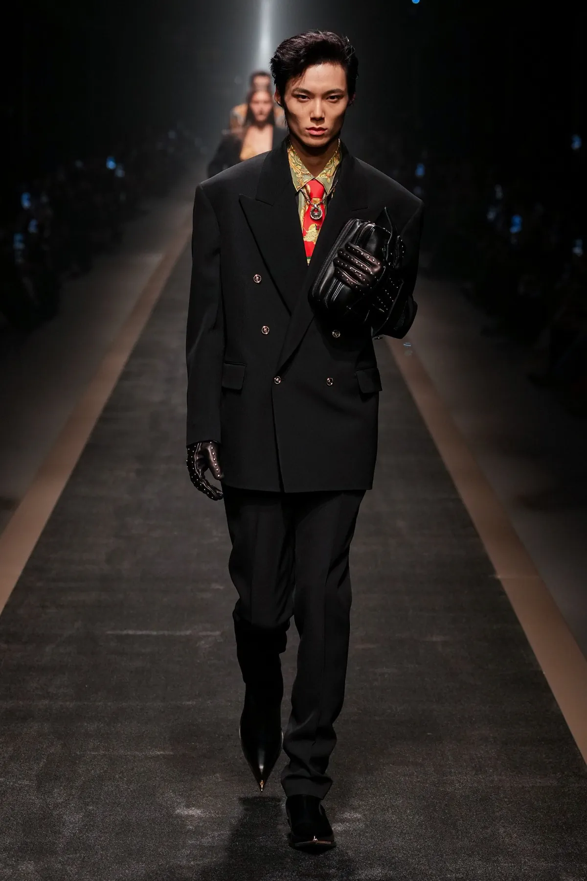 La collection Automne 2025 de Versace réaffirme avec audace l'héritage de la marque