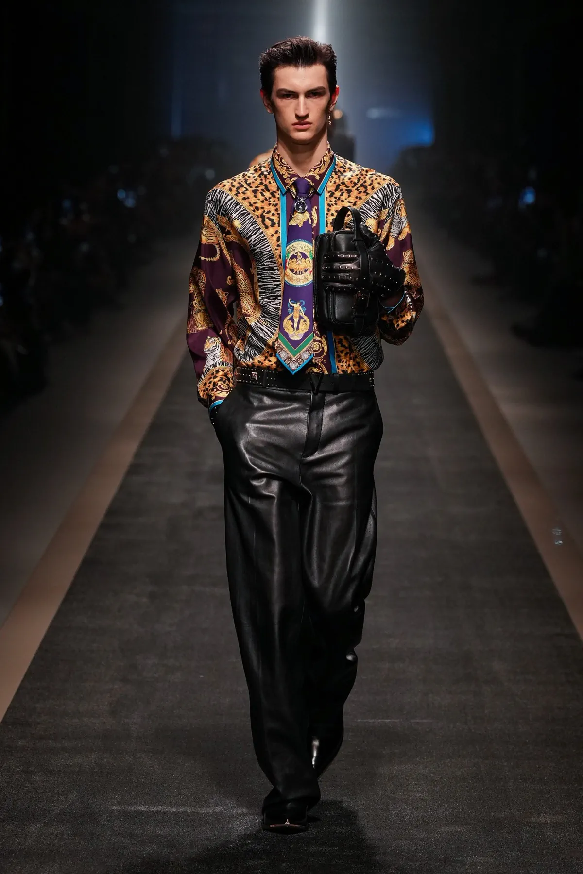 La collection Automne 2025 de Versace réaffirme avec audace l'héritage de la marque