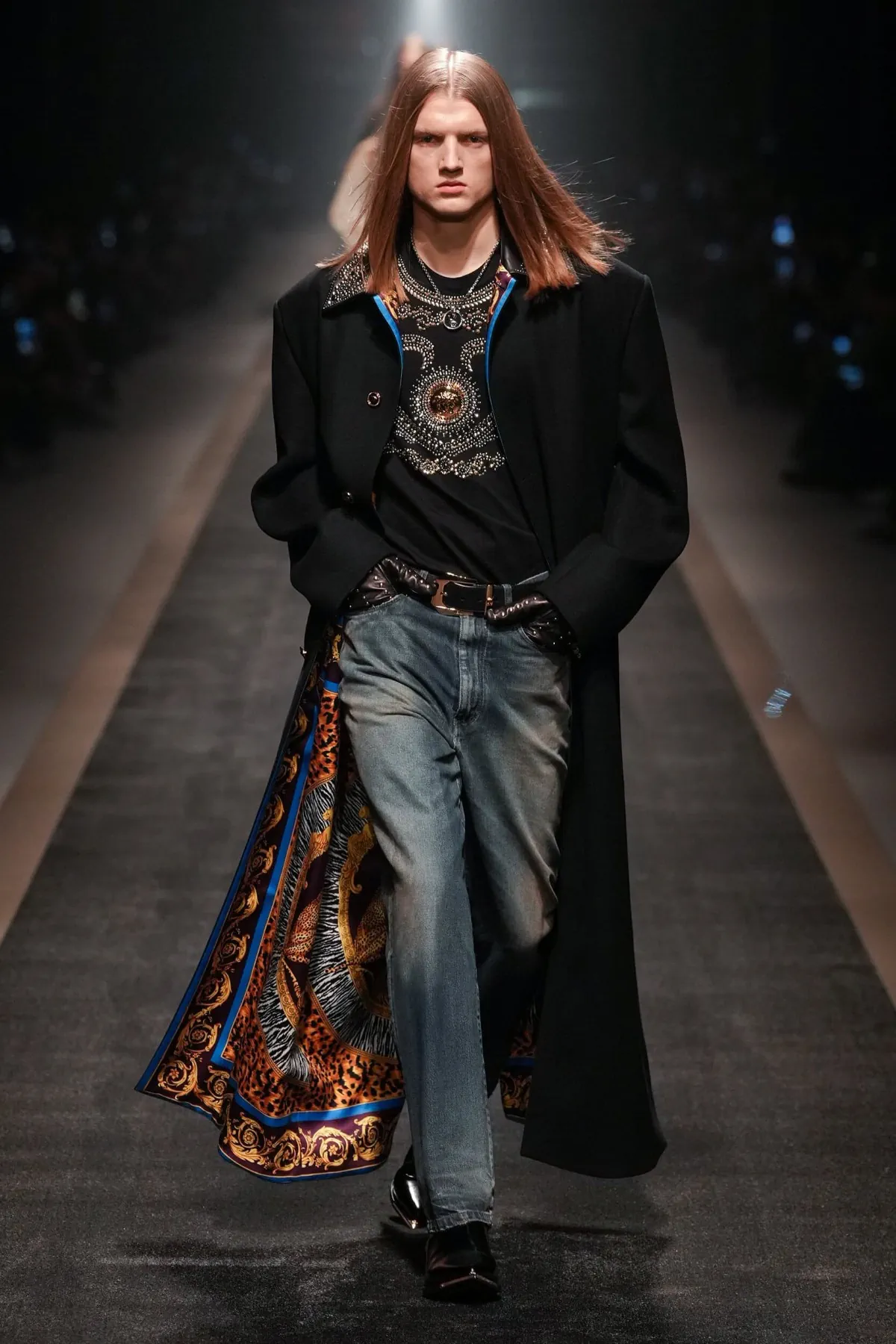 La collection Automne 2025 de Versace réaffirme avec audace l'héritage de la marque
