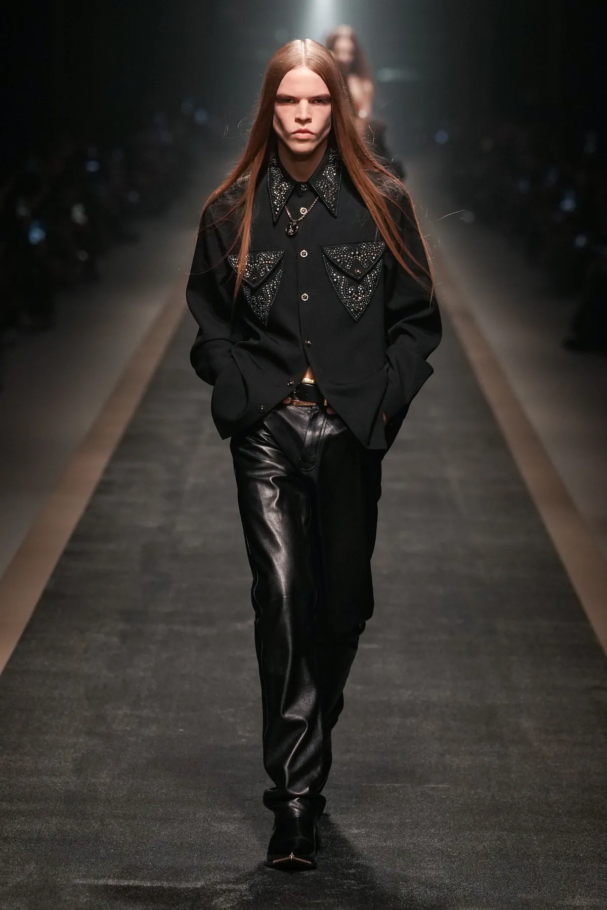 La collection Automne 2025 de Versace réaffirme avec audace l'héritage de la marque