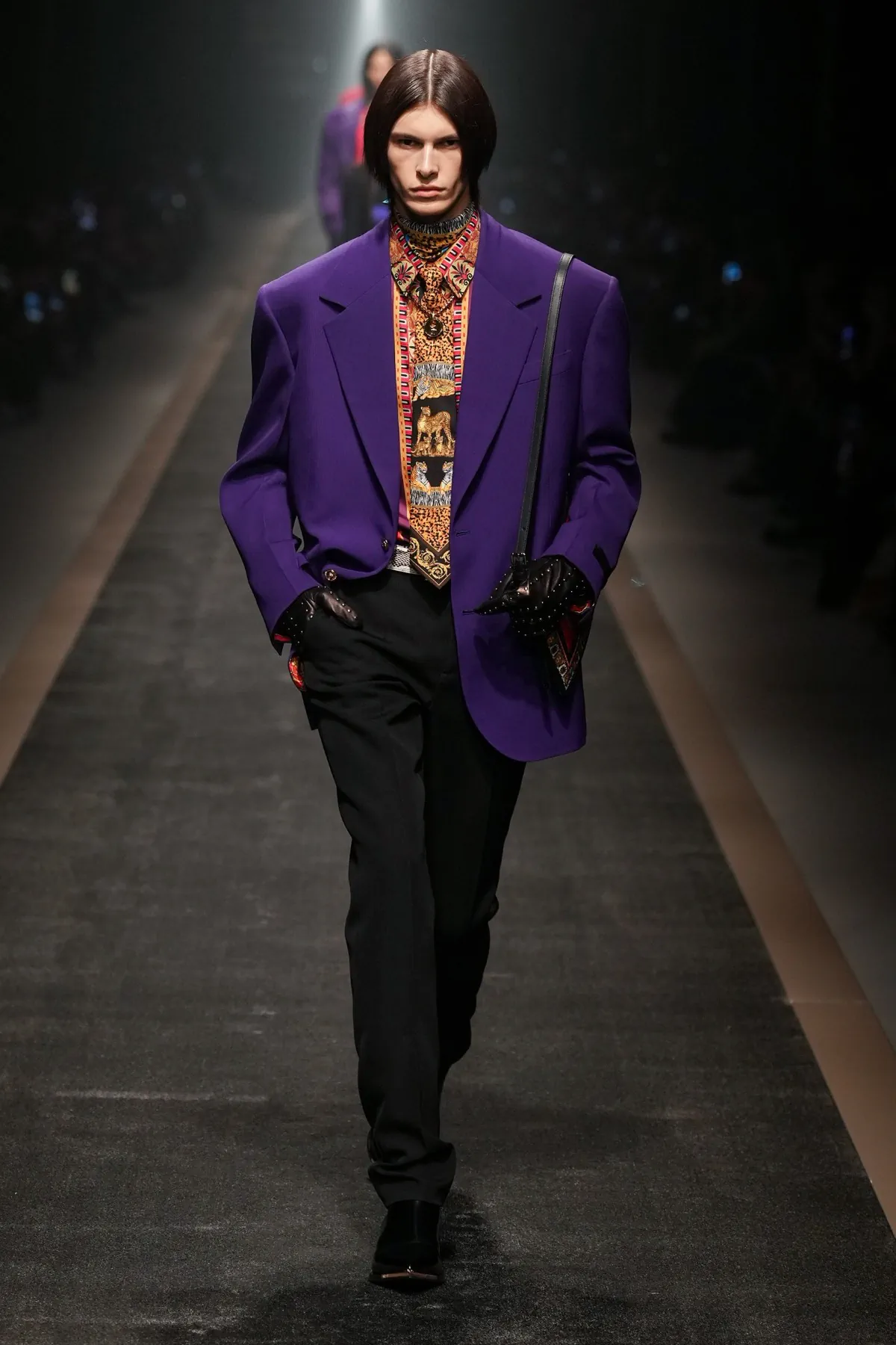 La collection Automne 2025 de Versace réaffirme avec audace l'héritage de la marque