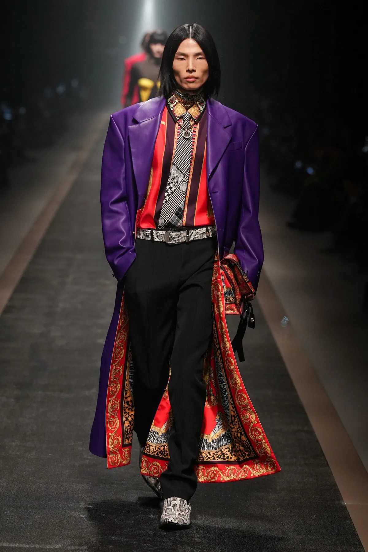 La collection Automne 2025 de Versace réaffirme avec audace l'héritage de la marque