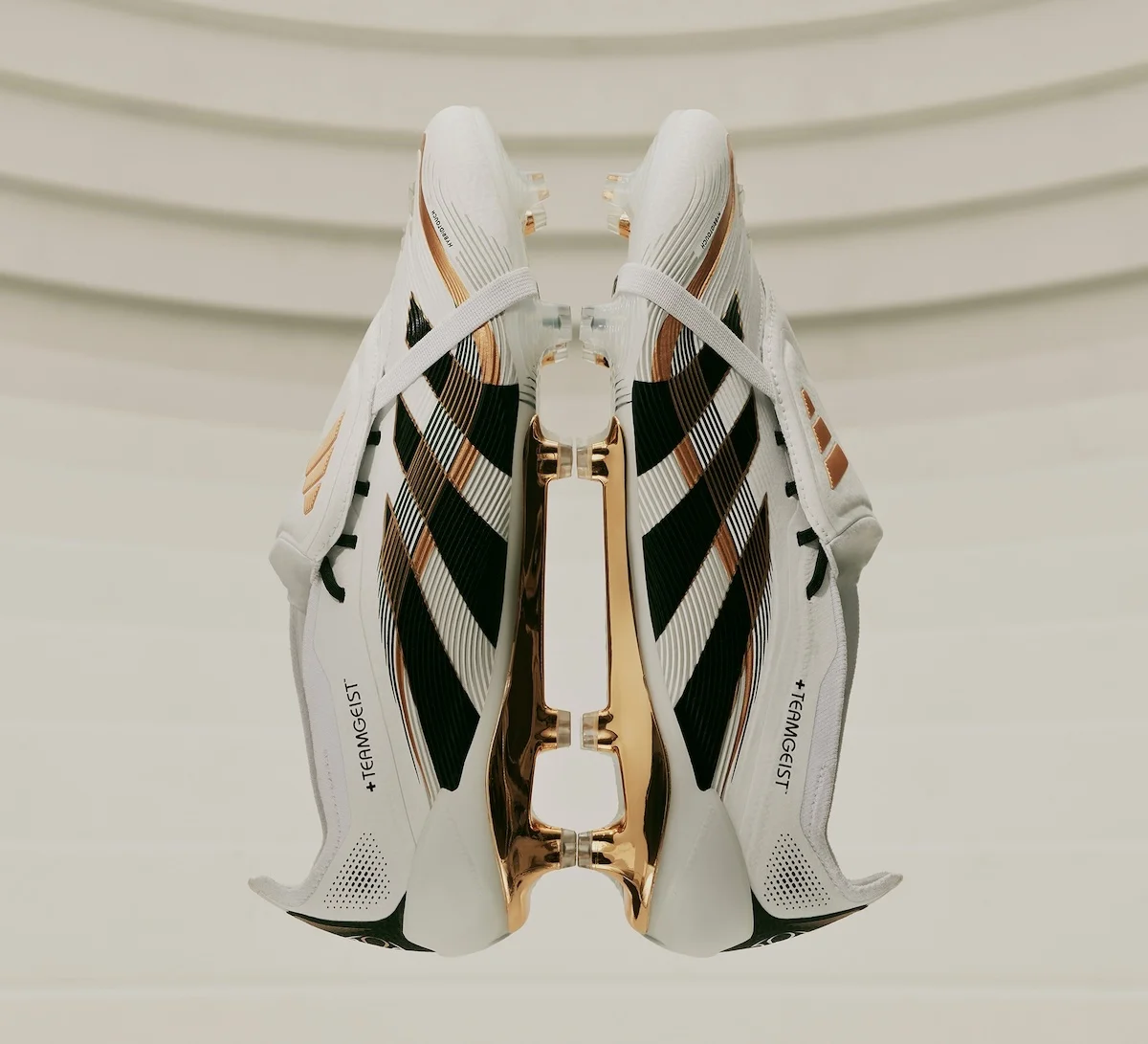 adidas Predator 25 Elite FG TEAMGEIST 1 L'adidas Predator 25 Elite FG TEAMGEIST célèbre l'héritage de la Coupe du monde 2006