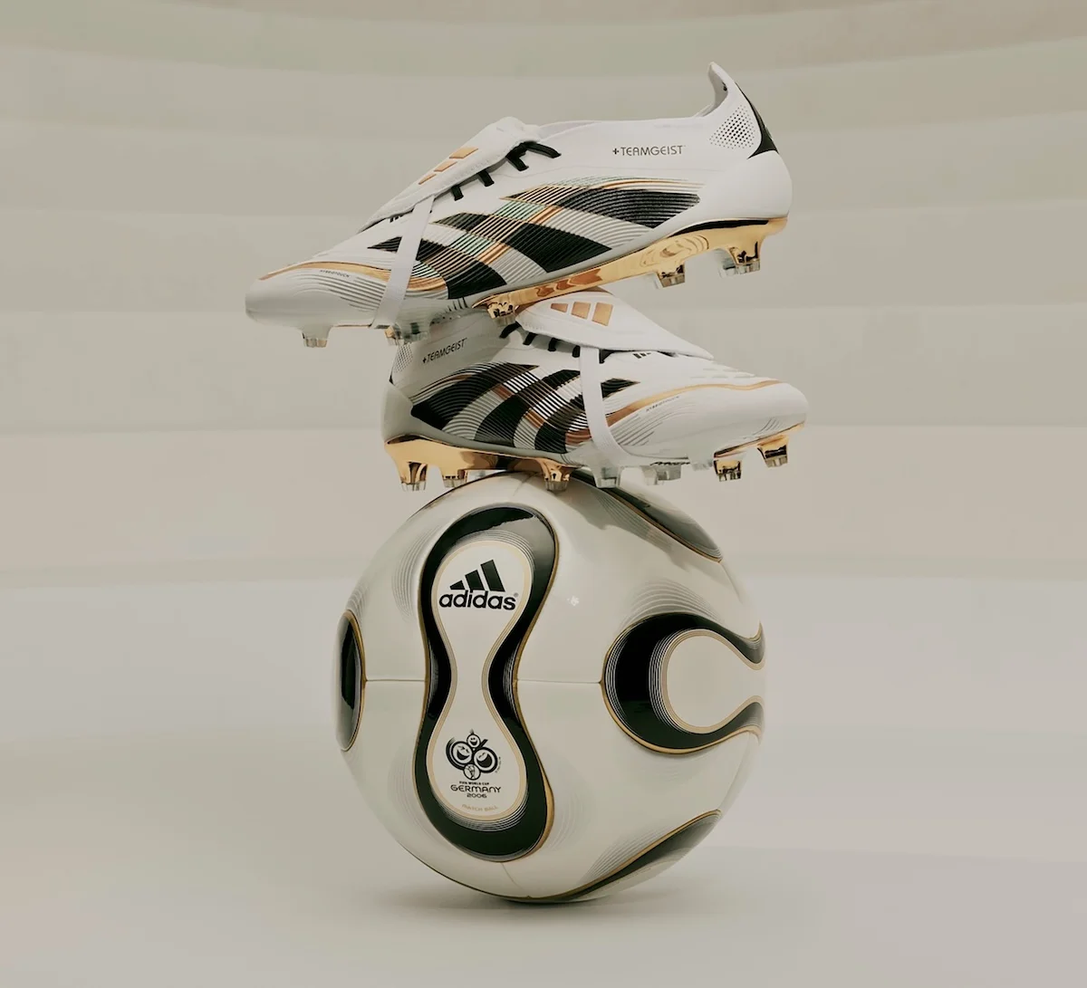 adidas Predator 25 Elite FG TEAMGEIST 3 L'adidas Predator 25 Elite FG TEAMGEIST célèbre l'héritage de la Coupe du monde 2006