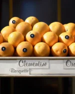 AMI célèbre le Marais avec des collaborations exclusives et une nouvelle boutique emblématique