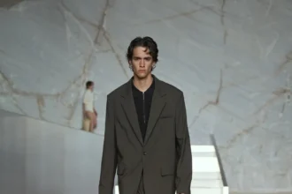 La collection COS Printemps/Été 2025 réinvente les codes du vestiaire masculin contemporain