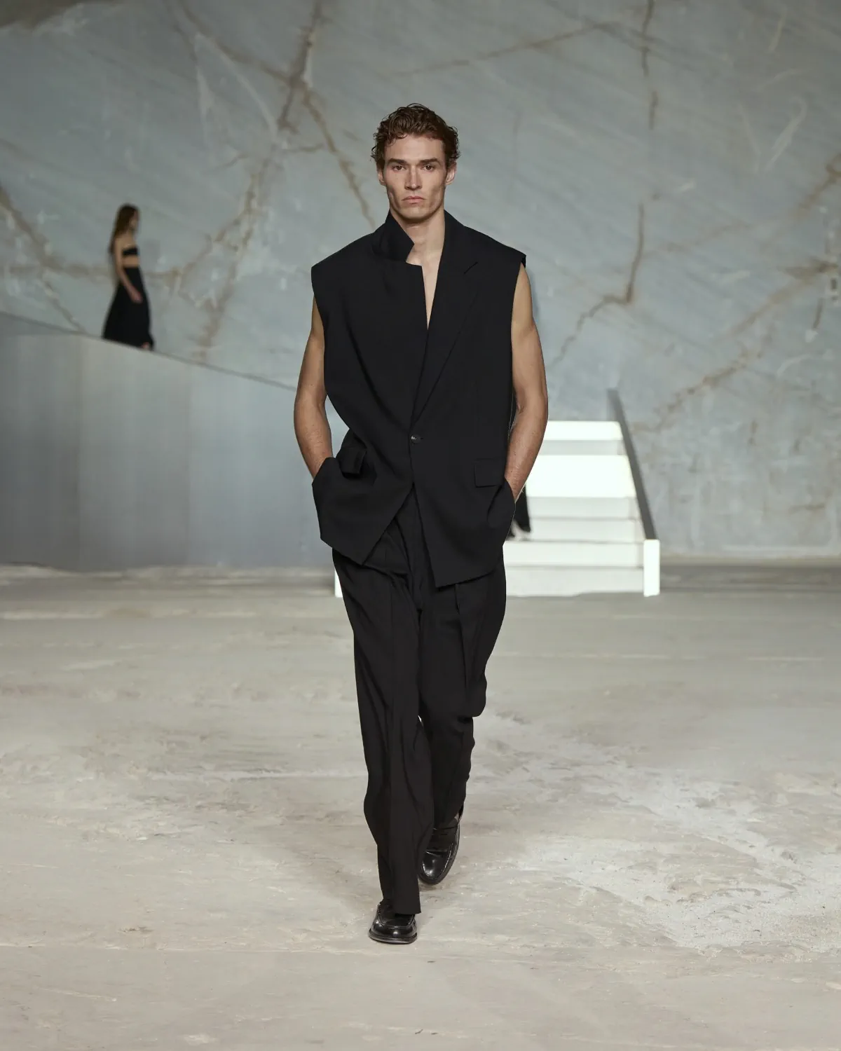 La collection COS Printemps/Été 2025 réinvente les codes du vestiaire masculin contemporain