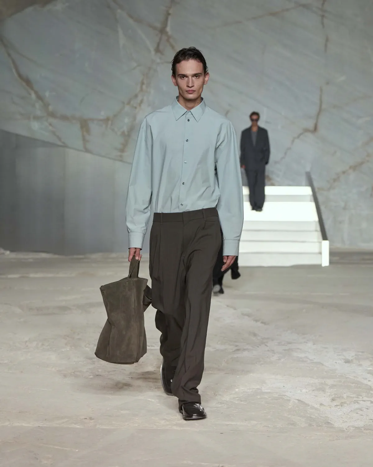 La collection COS Printemps/Été 2025 réinvente les codes du vestiaire masculin contemporain