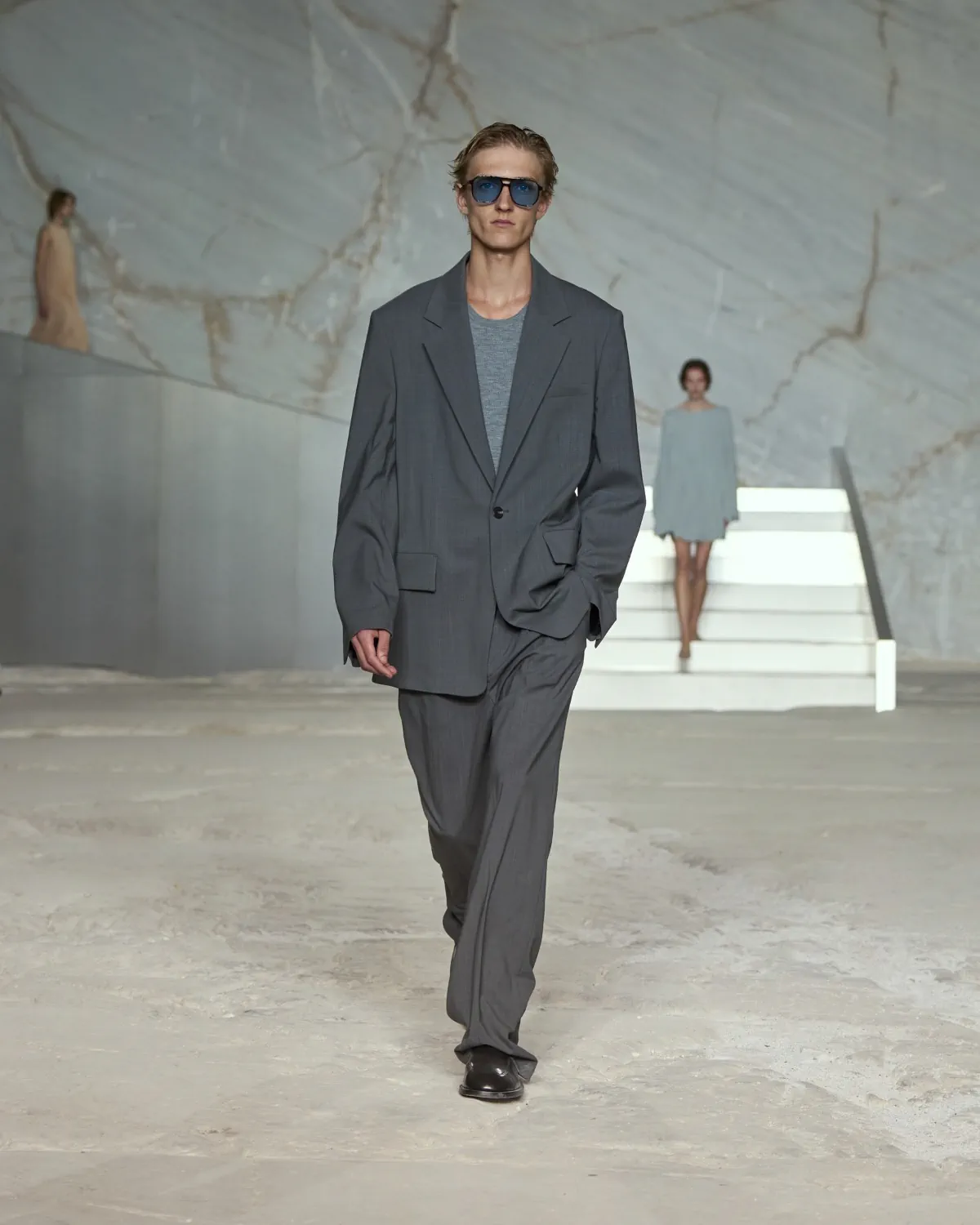 La collection COS Printemps/Été 2025 réinvente les codes du vestiaire masculin contemporain