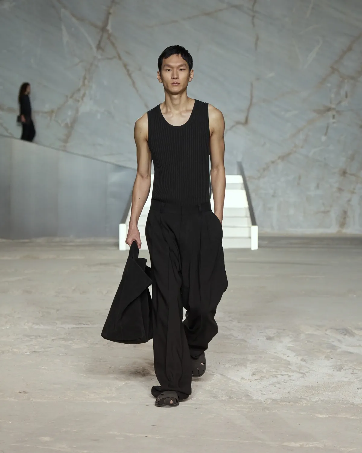 La collection COS Printemps/Été 2025 réinvente les codes du vestiaire masculin contemporain