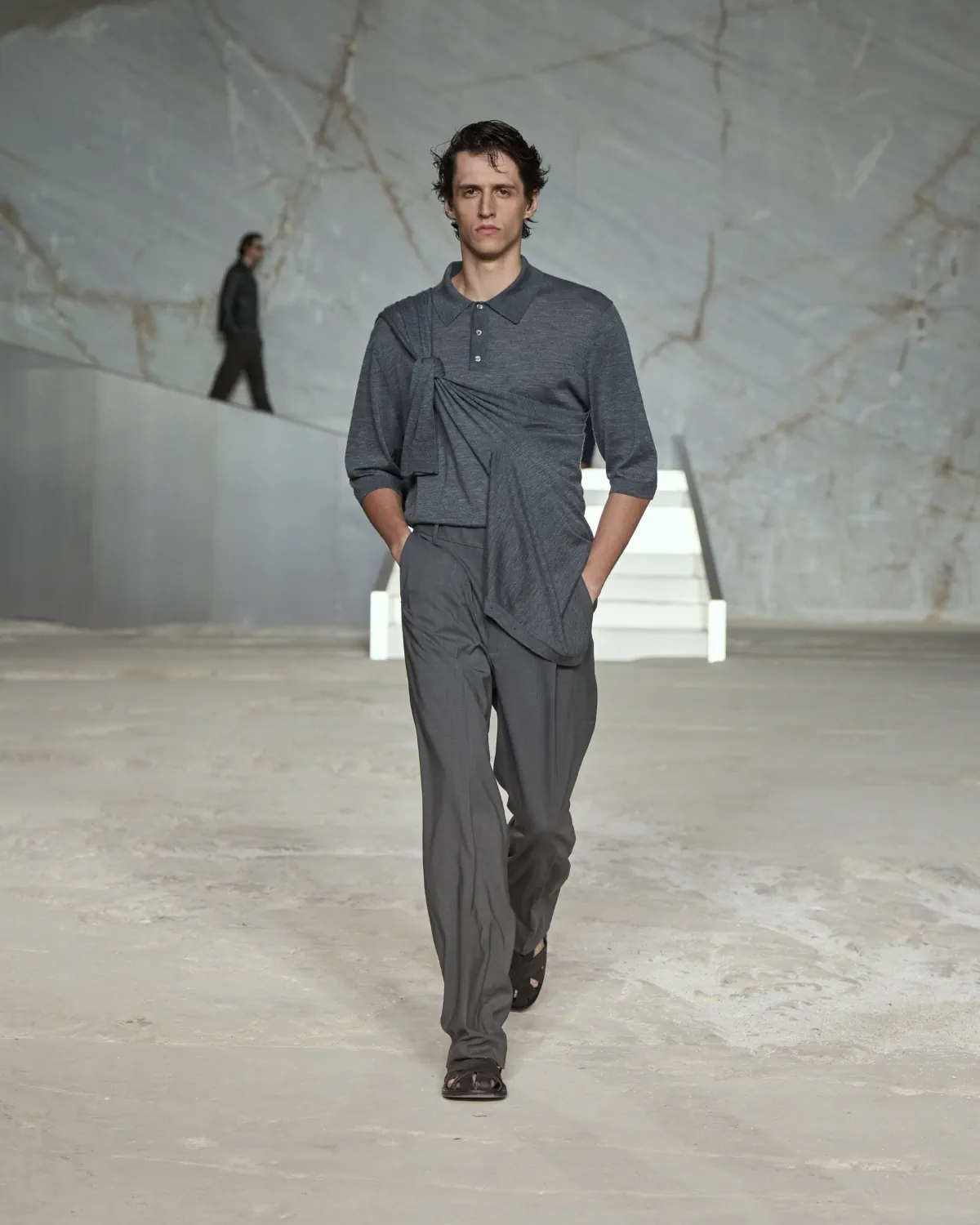 La collection COS Printemps/Été 2025 réinvente les codes du vestiaire masculin contemporain