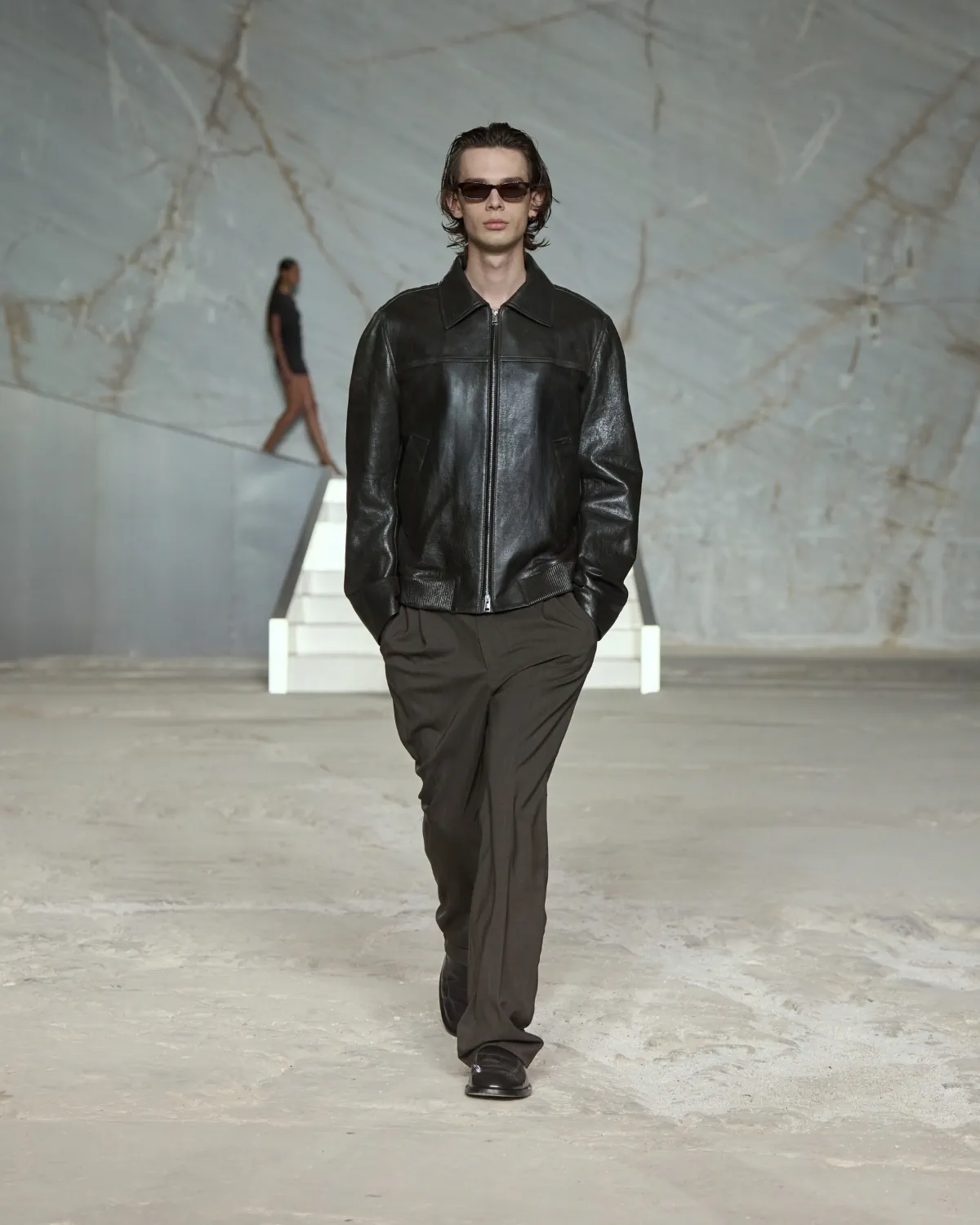 La collection COS Printemps/Été 2025 réinvente les codes du vestiaire masculin contemporain