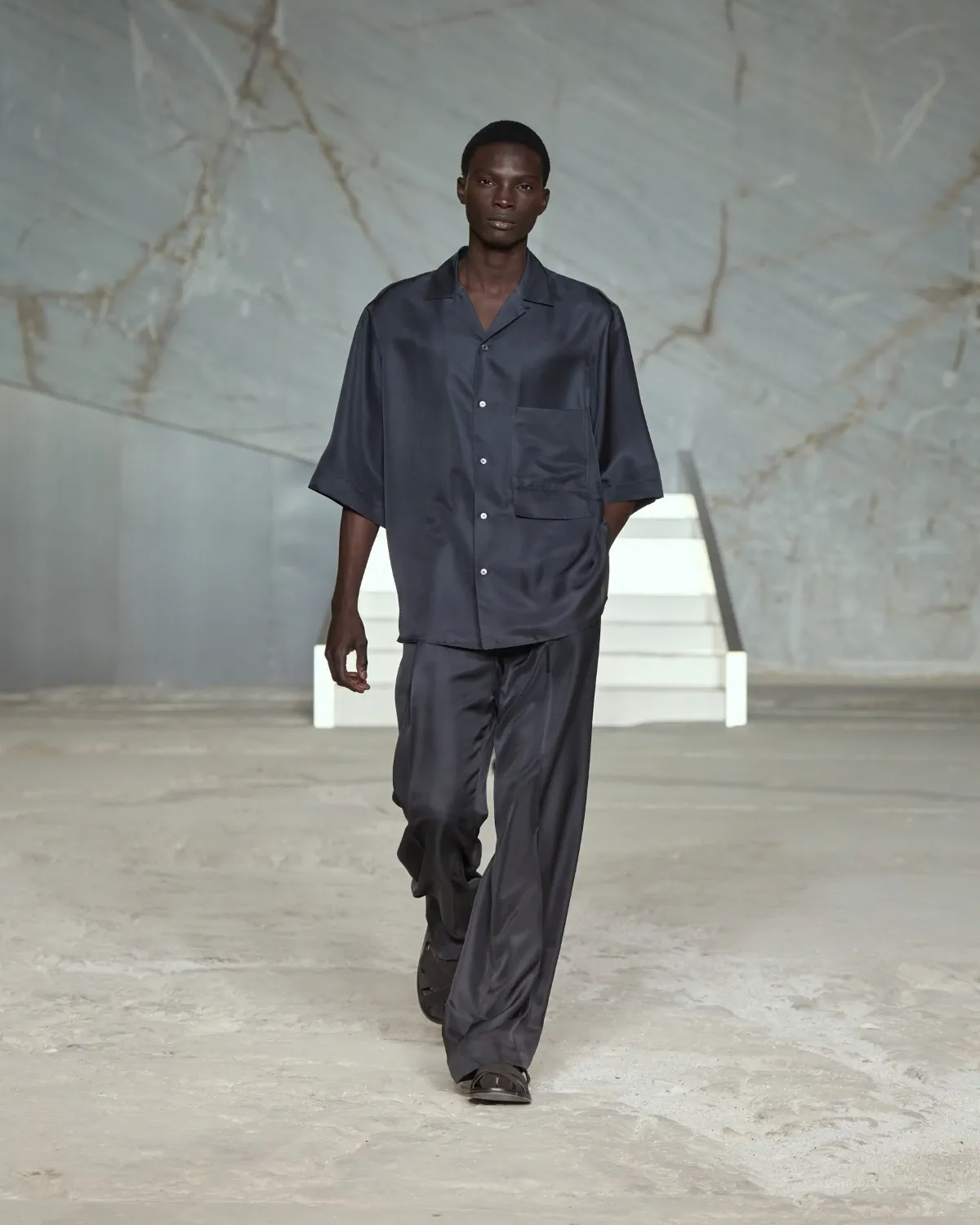 La collection COS Printemps/Été 2025 réinvente les codes du vestiaire masculin contemporain