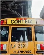 Corteiz lance la Nike Air Max 95 « Honey Black » lors d'un événement unique dans un bus scolaire à New York