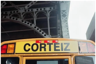 Corteiz lance la Nike Air Max 95 « Honey Black » lors d'un événement unique dans un bus scolaire à New York