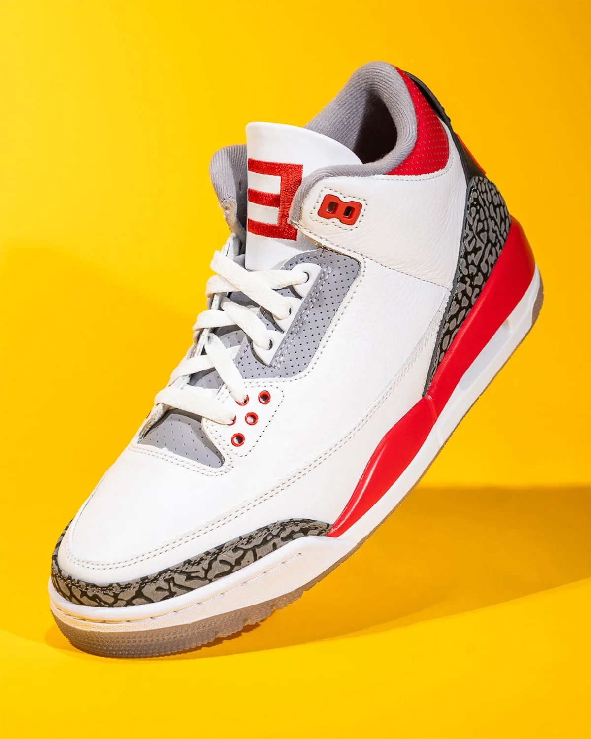 Découvrez les nouvelles images de la très rare basket Air Jordan 3 PE Super Bowl 2022 d'Eminem