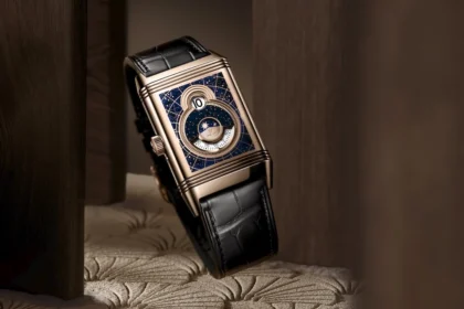 La Jaeger-LeCoultre Reverso Tribute Nonantième Enamel brille sous un ciel étoilé bleu profond
