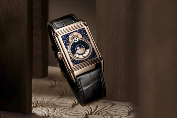 La Jaeger-LeCoultre Reverso Tribute Nonantième Enamel brille sous un ciel étoilé bleu profond