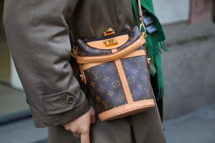 Louis Vuitton augmente les prix de ses sacs à main aux États-Unis face aux nouveaux tarifs douaniers