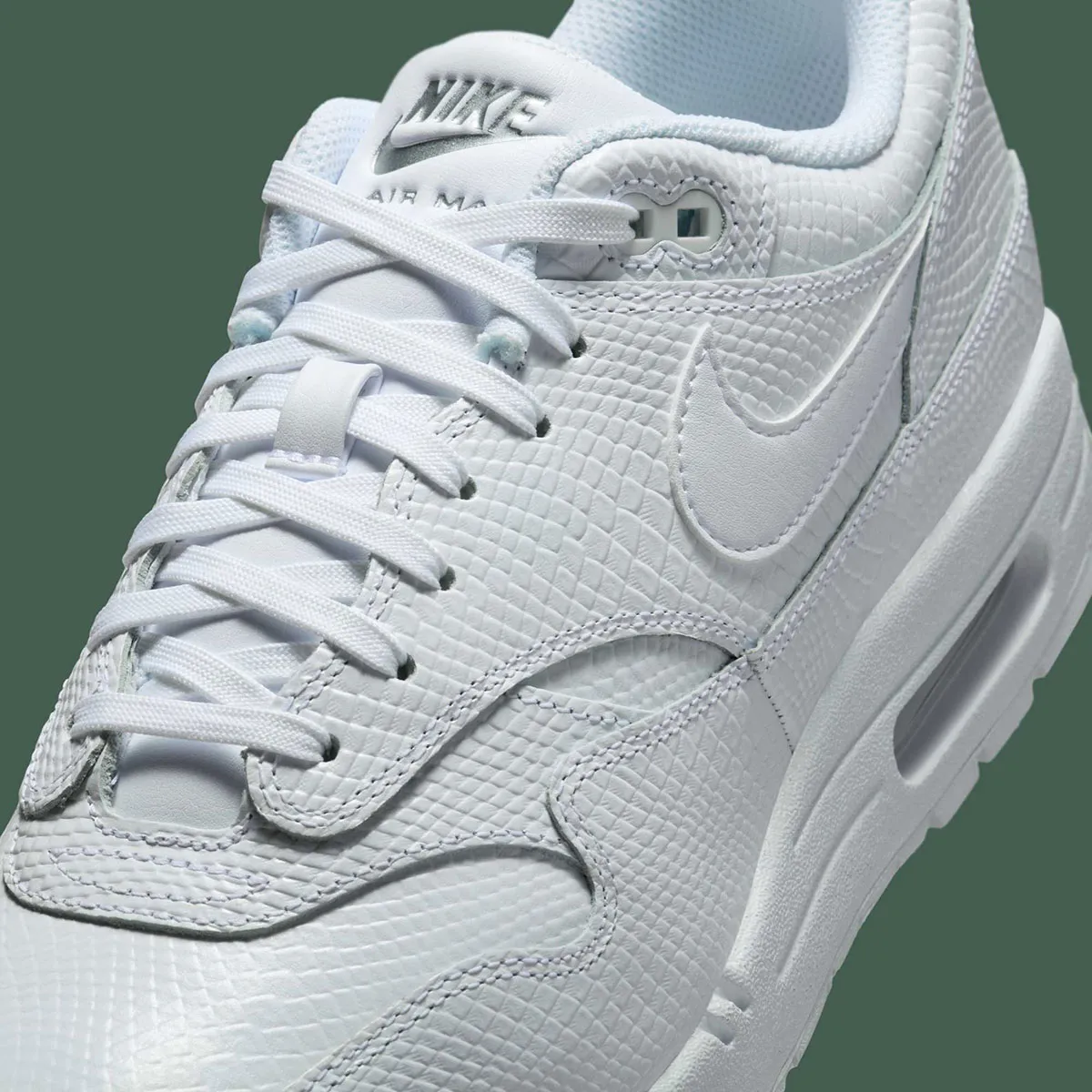 Voici la Air Max 1 « White » à textures reptiliennes : la sneaker blanche la plus stylée de l’année ?
