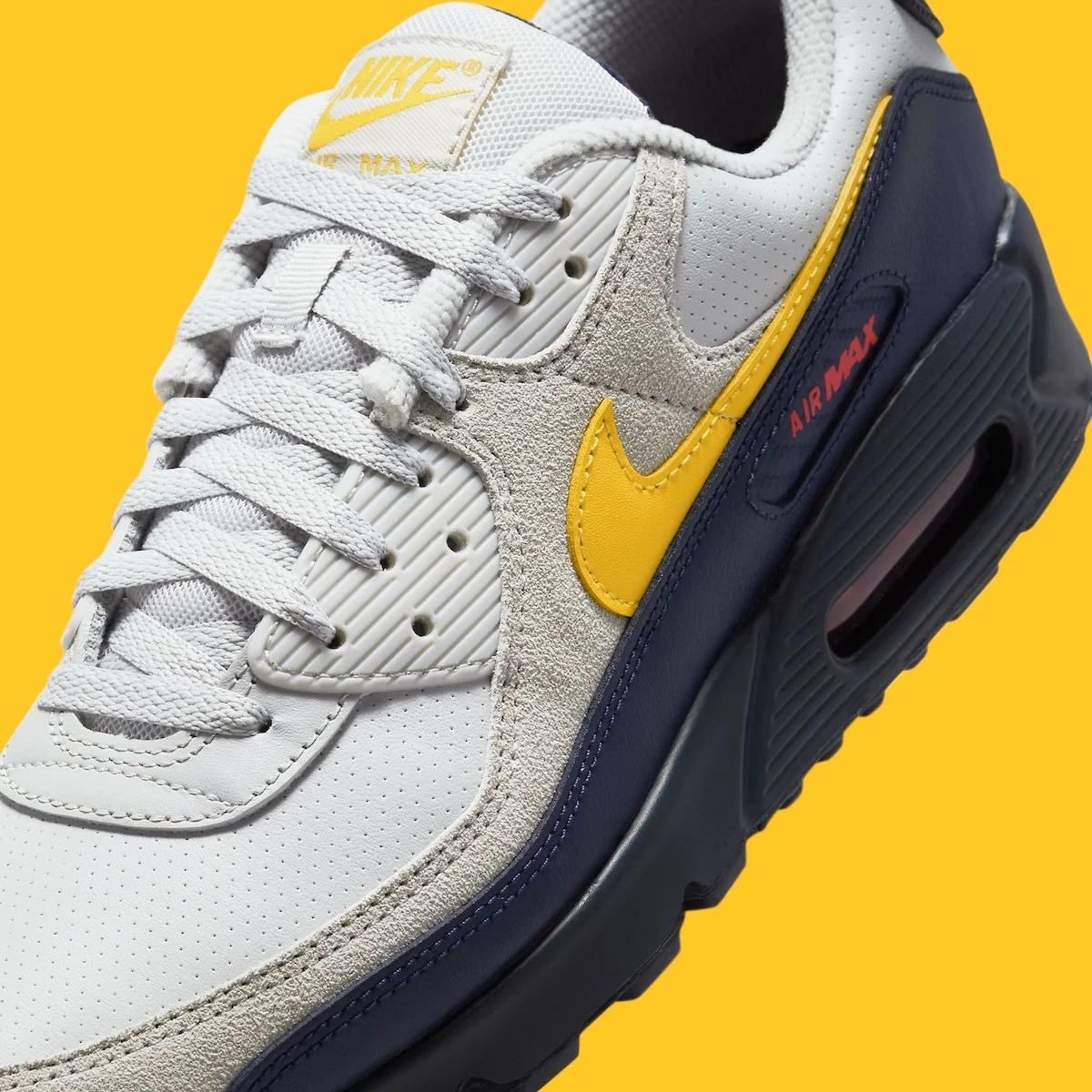 Nike Air Max 90 Tour Yellow 6 30 ans et toujours au top ! La Air Max 90 « Tour Yellow » rend hommage à la course automobile