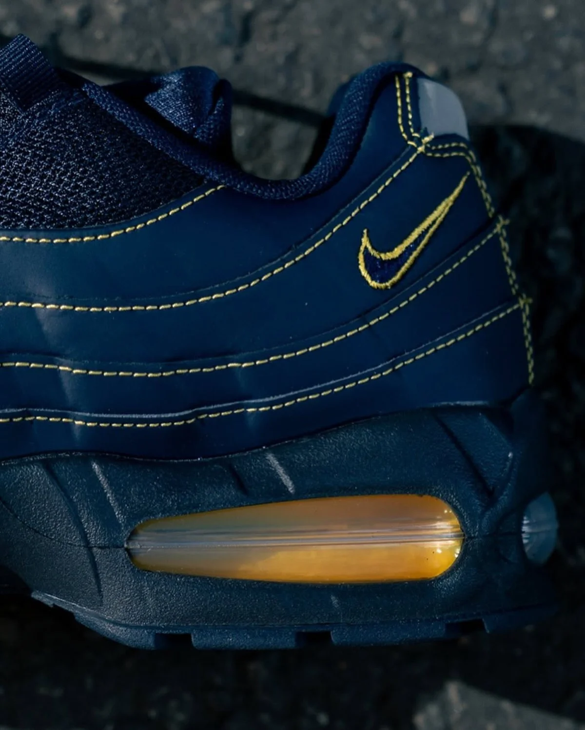 Nike Air Max 95 OG Obsidian Obsidian Varsity Maize 2 Incroyable ! Cette nouvelle Nike Air Max 95 Big Bubble s’inspire du Michigan et affole déjà les sneakerheads
