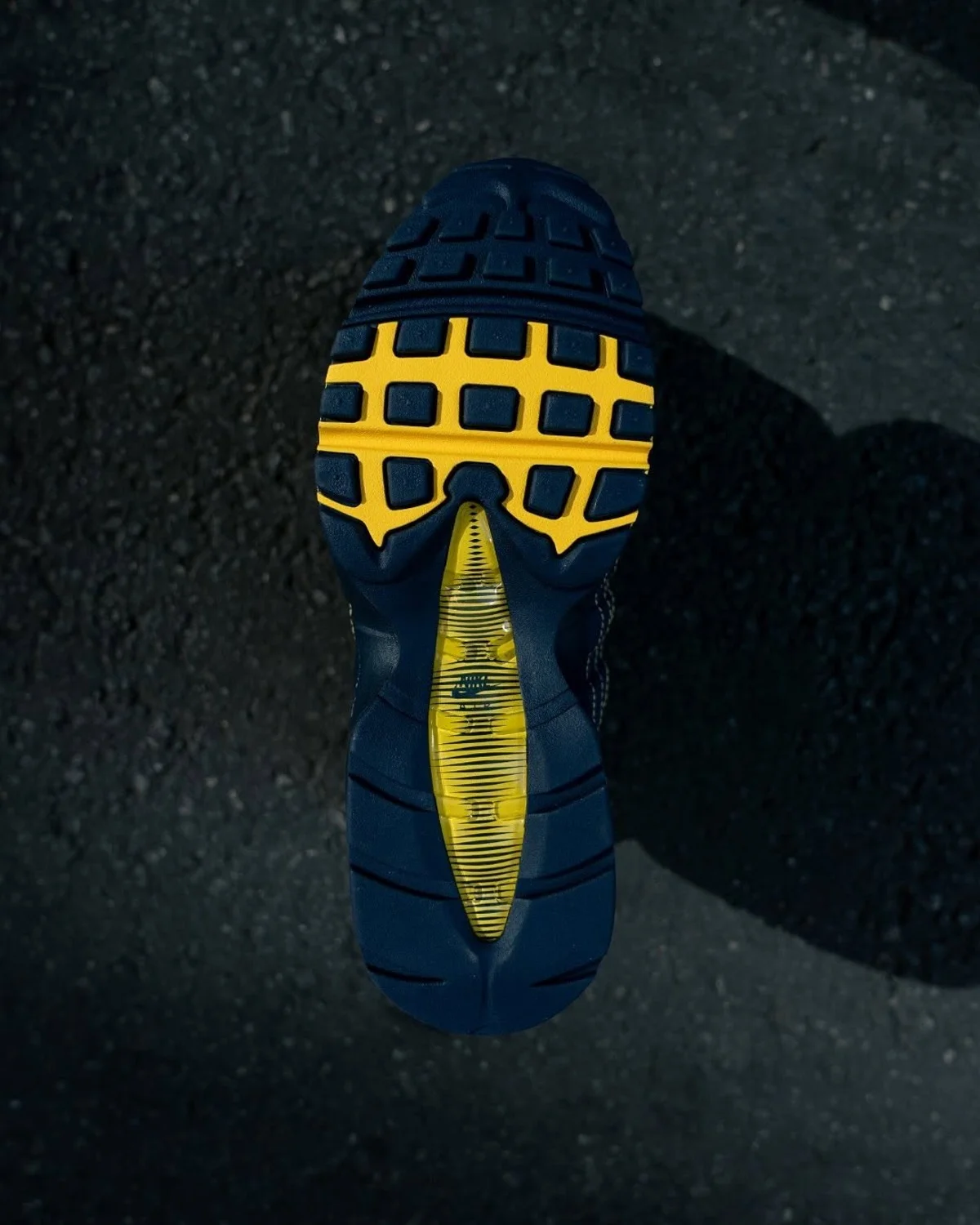 Nike Air Max 95 OG Obsidian Obsidian Varsity Maize 3 Incroyable ! Cette nouvelle Nike Air Max 95 Big Bubble s’inspire du Michigan et affole déjà les sneakerheads