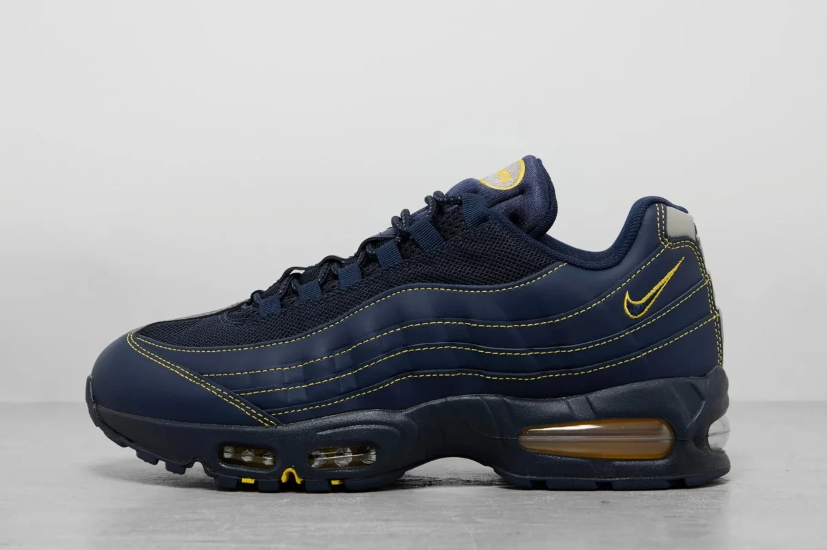 Nike Air Max 95 OG Obsidian Obsidian Varsity Maize 4 Incroyable ! Cette nouvelle Nike Air Max 95 Big Bubble s’inspire du Michigan et affole déjà les sneakerheads