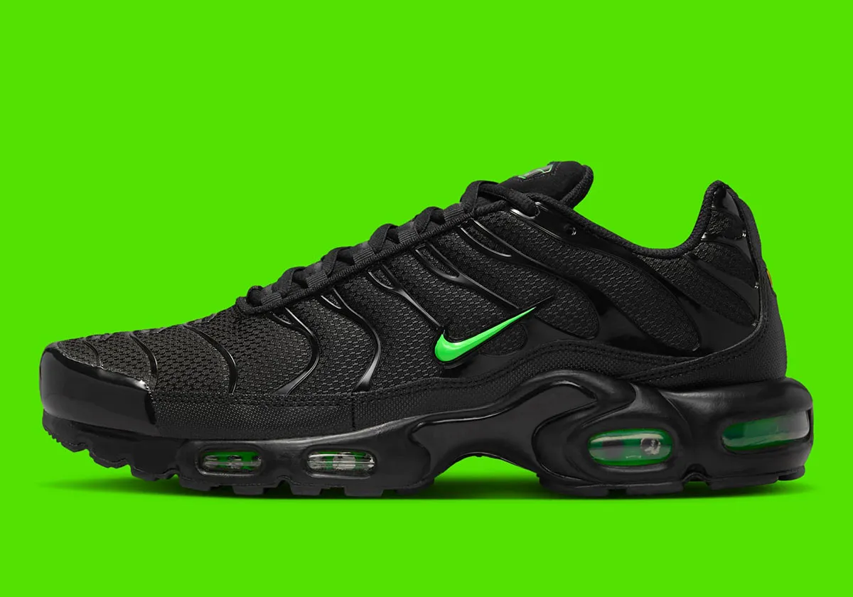 Nike Air Max Plus Matrix 1 La Nike Air Max Plus « Matrix » revient dans un design noir furtif agrémenté de touches vert électrique