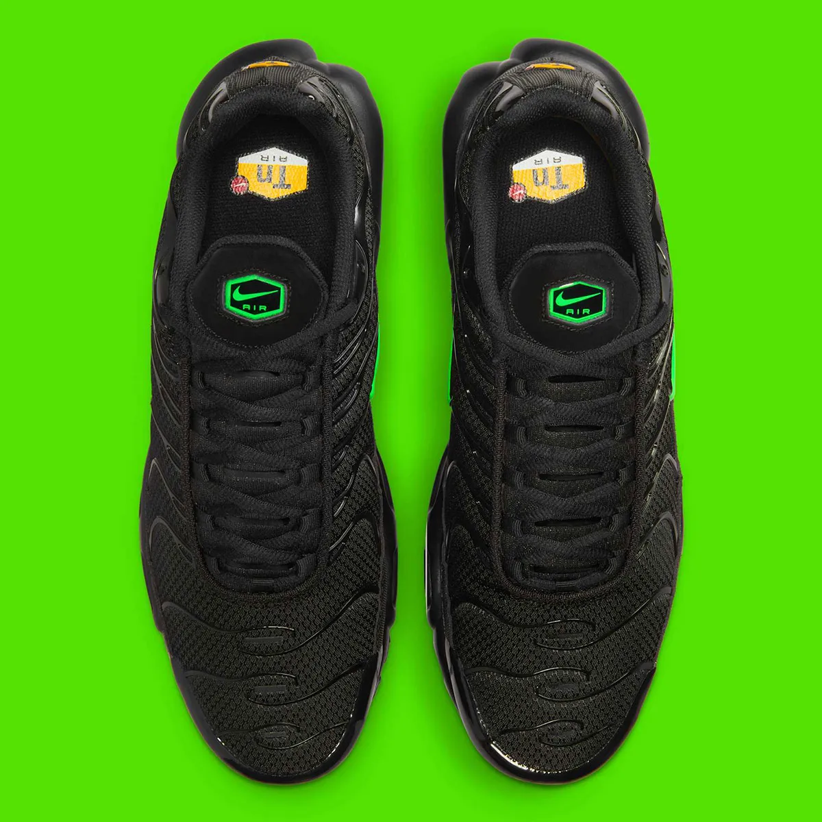 Nike Air Max Plus Matrix 3 La Nike Air Max Plus « Matrix » revient dans un design noir furtif agrémenté de touches vert électrique
