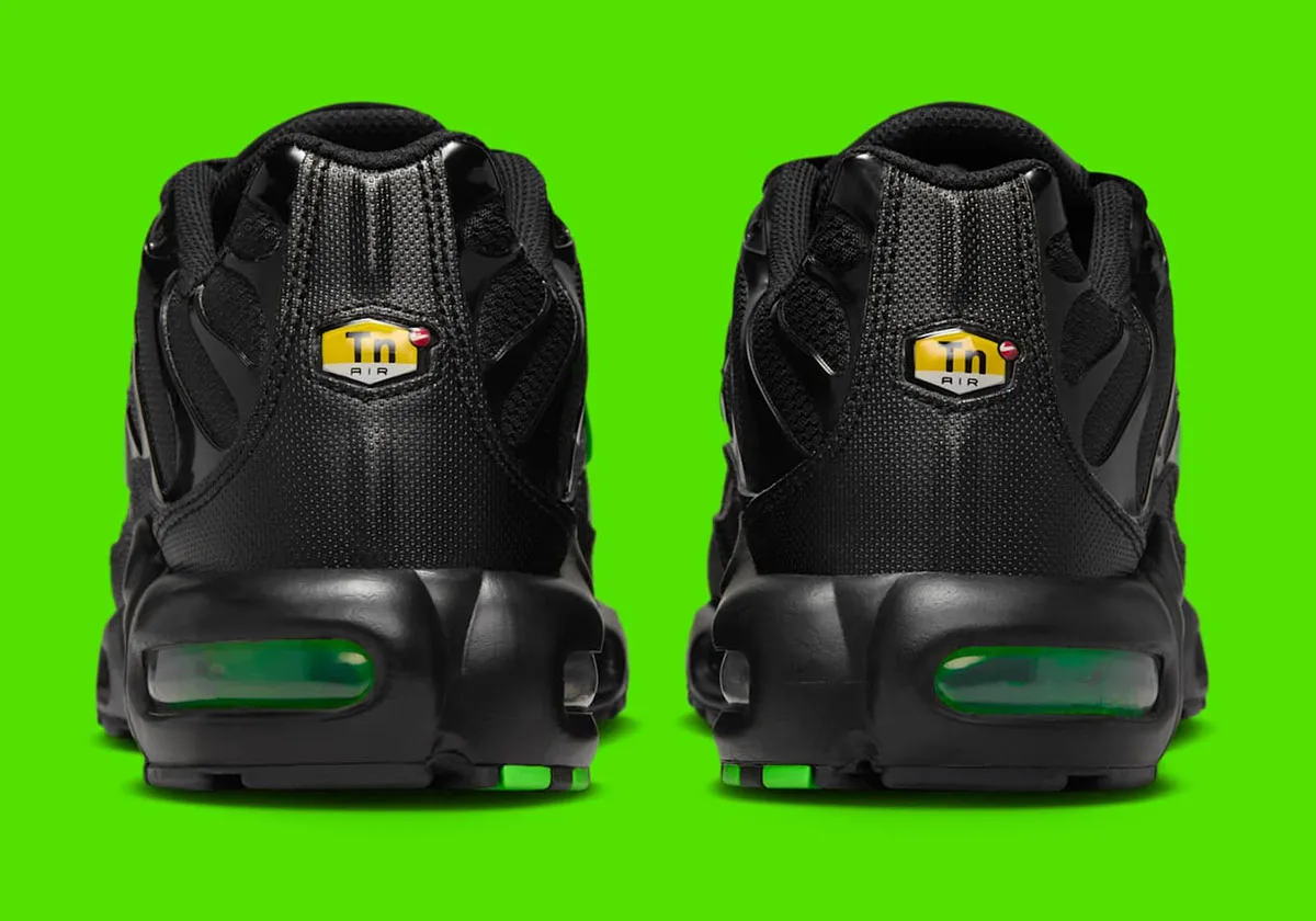 Nike Air Max Plus Matrix 4 La Nike Air Max Plus « Matrix » revient dans un design noir furtif agrémenté de touches vert électrique