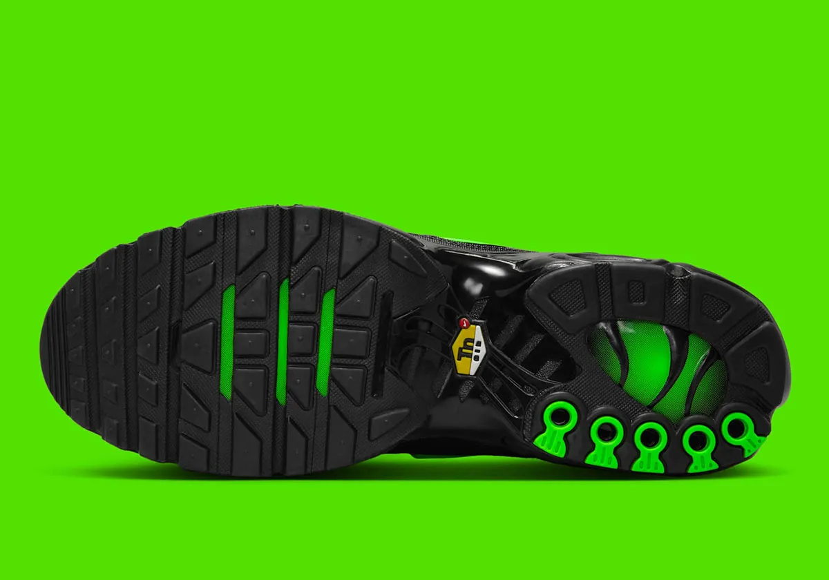 Nike Air Max Plus Matrix 5 La Nike Air Max Plus « Matrix » revient dans un design noir furtif agrémenté de touches vert électrique