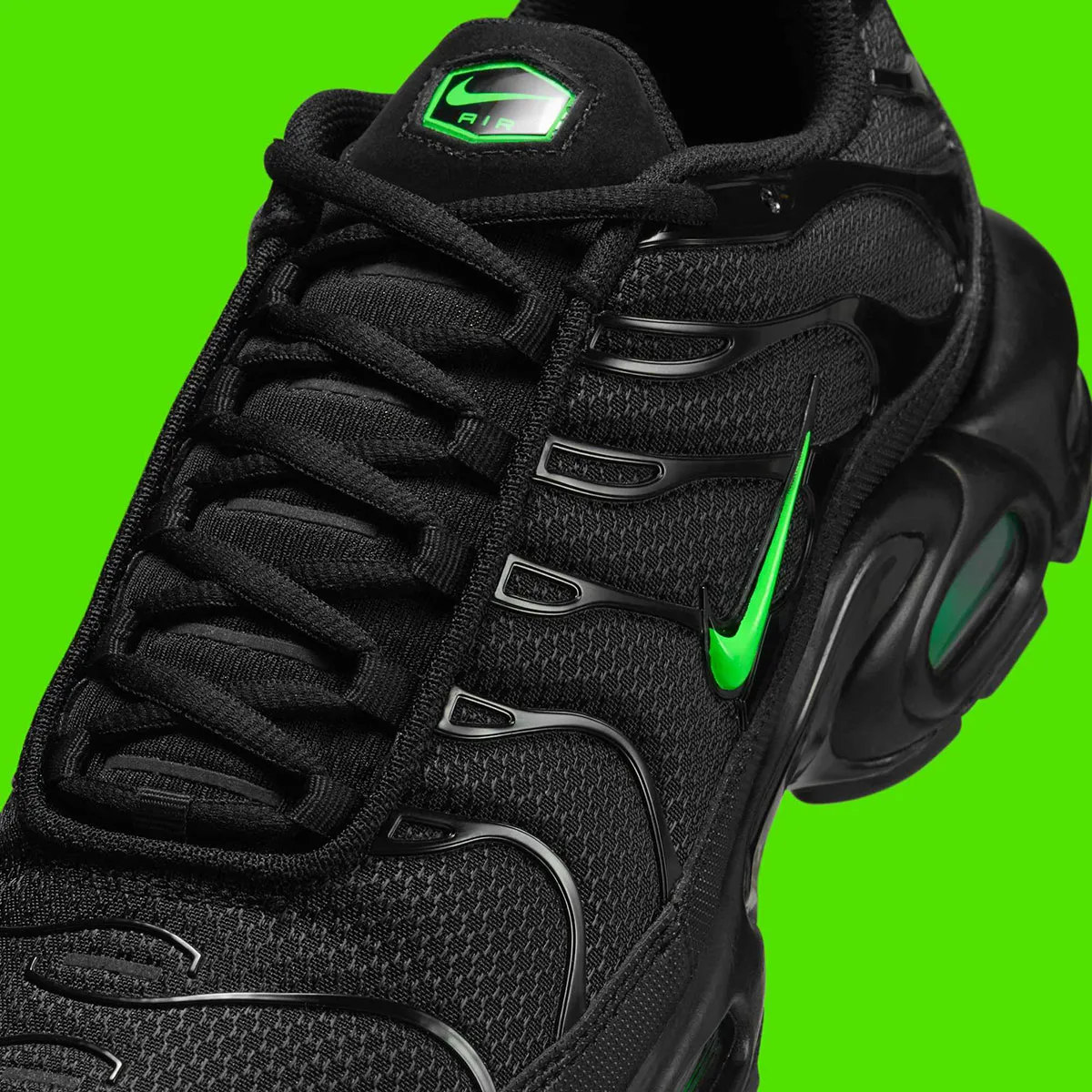 Nike Air Max Plus Matrix 6 La Nike Air Max Plus « Matrix » revient dans un design noir furtif agrémenté de touches vert électrique