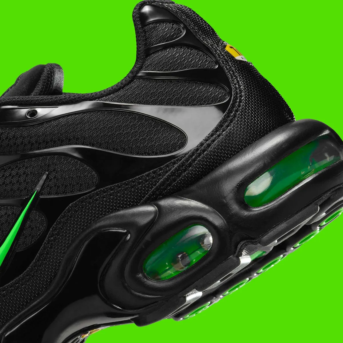 Nike Air Max Plus Matrix 7 La Nike Air Max Plus « Matrix » revient dans un design noir furtif agrémenté de touches vert électrique
