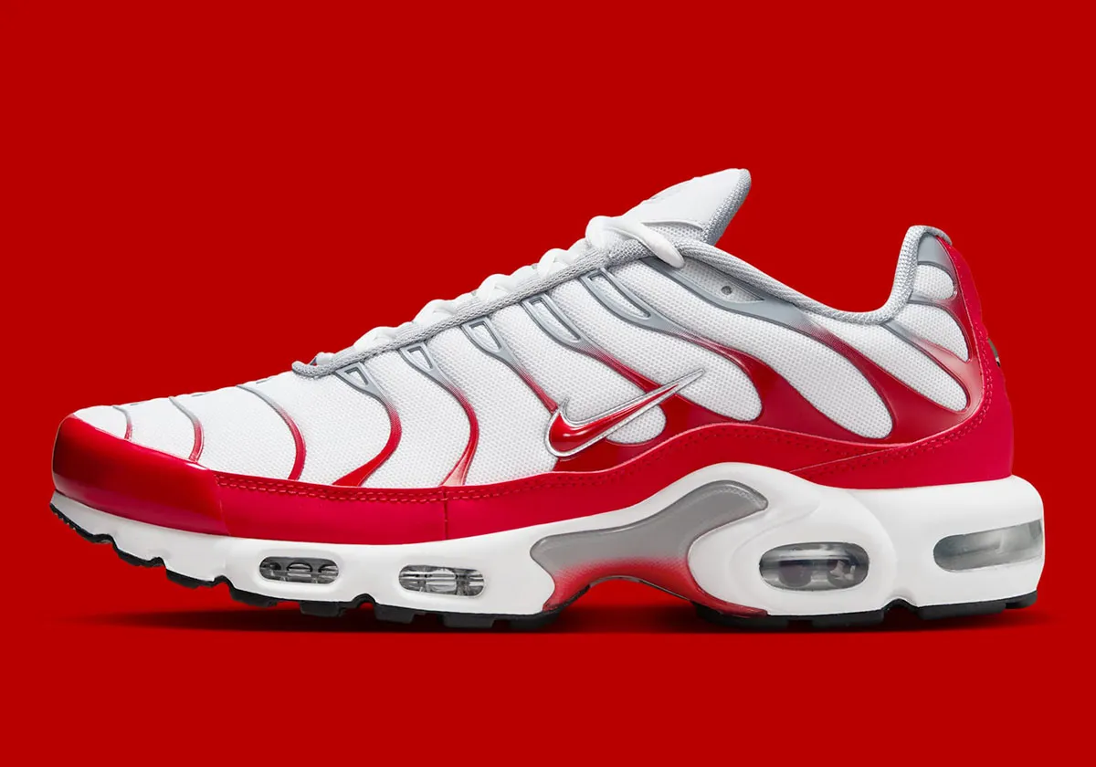 La Nike Air Max Plus « Sport Red » fait son retour pour l'été 2025 avec une nouvelle interprétation pleine de caractère