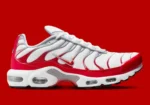 La Nike Air Max Plus « Sport Red » fait son retour pour l'été 2025 avec une nouvelle interprétation pleine de caractère