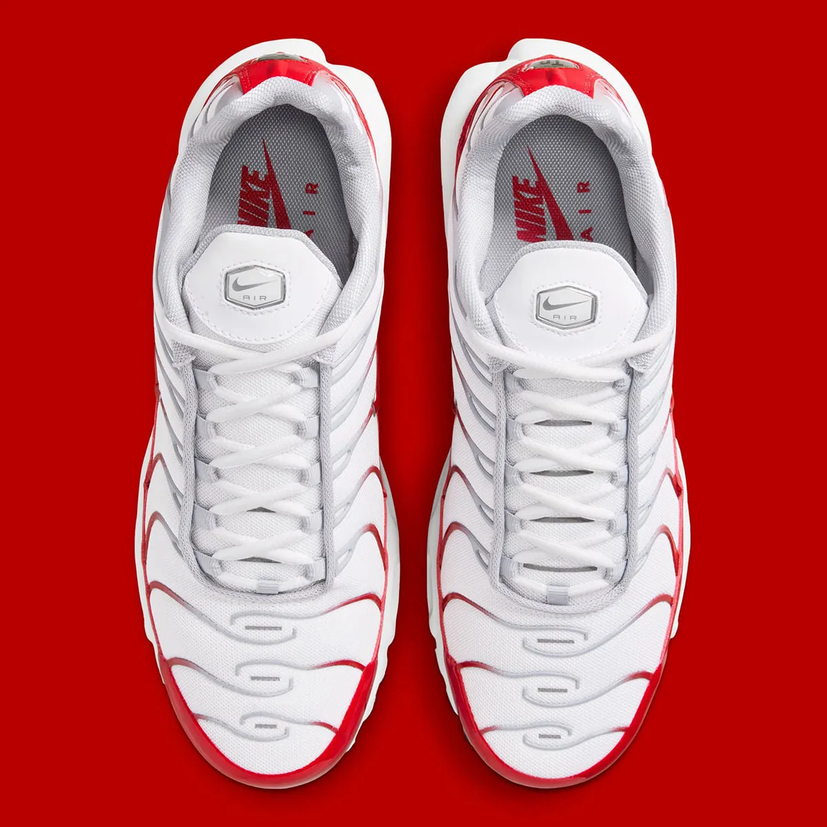 La Nike Air Max Plus « Sport Red » fait son retour pour l'été 2025 avec une nouvelle interprétation pleine de caractère