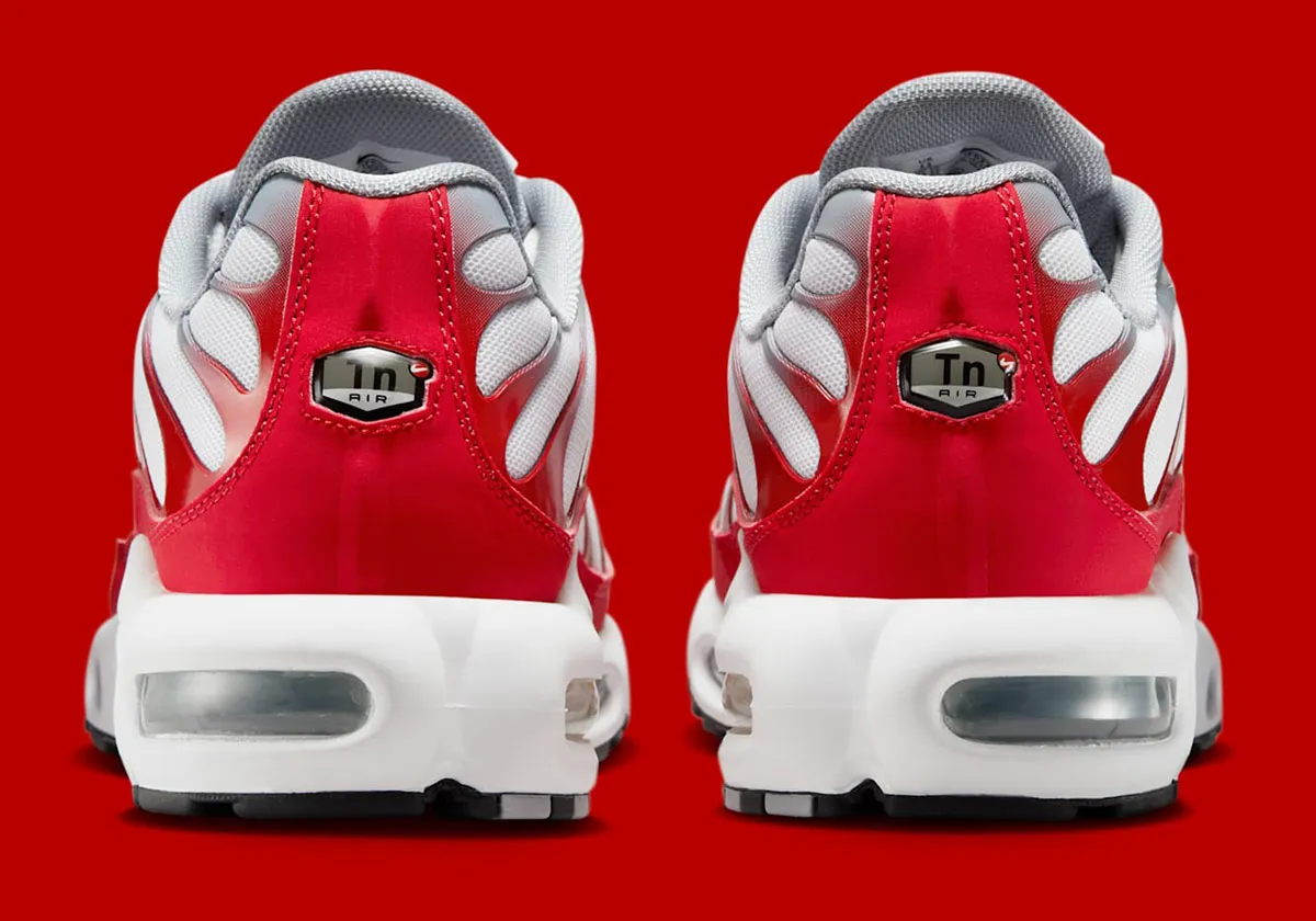 La Nike Air Max Plus « Sport Red » fait son retour pour l'été 2025 avec une nouvelle interprétation pleine de caractère