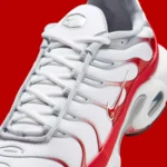 La Nike Air Max Plus « Sport Red » fait son retour pour l'été 2025 avec une nouvelle interprétation pleine de caractère