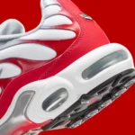 La Nike Air Max Plus « Sport Red » fait son retour pour l'été 2025 avec une nouvelle interprétation pleine de caractère
