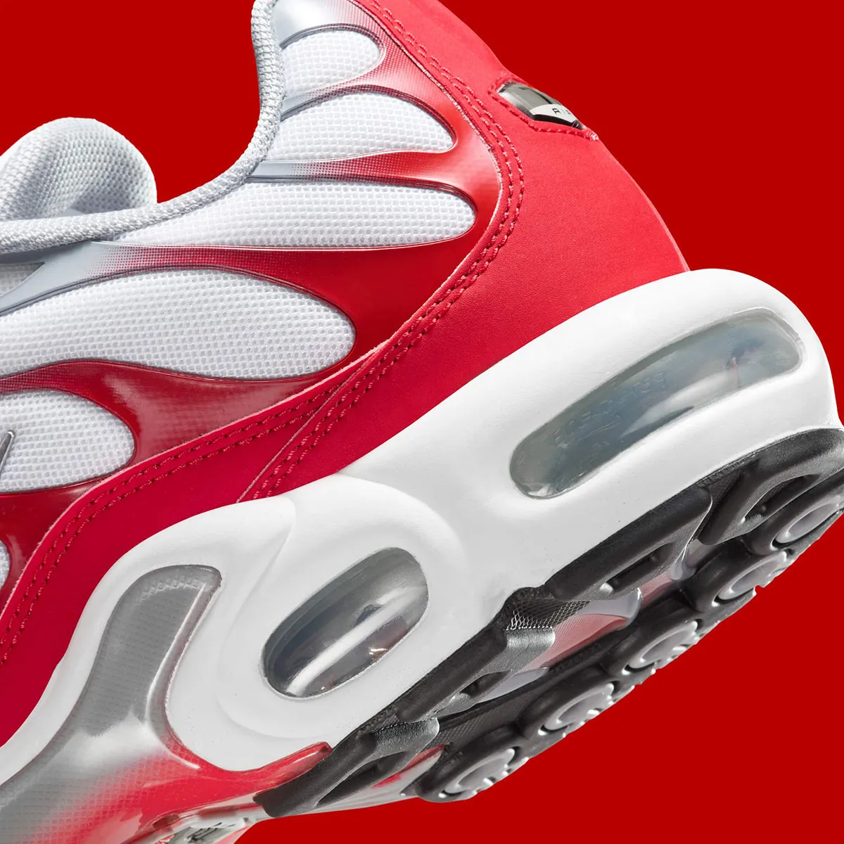 La Nike Air Max Plus « Sport Red » fait son retour pour l'été 2025 avec une nouvelle interprétation pleine de caractère
