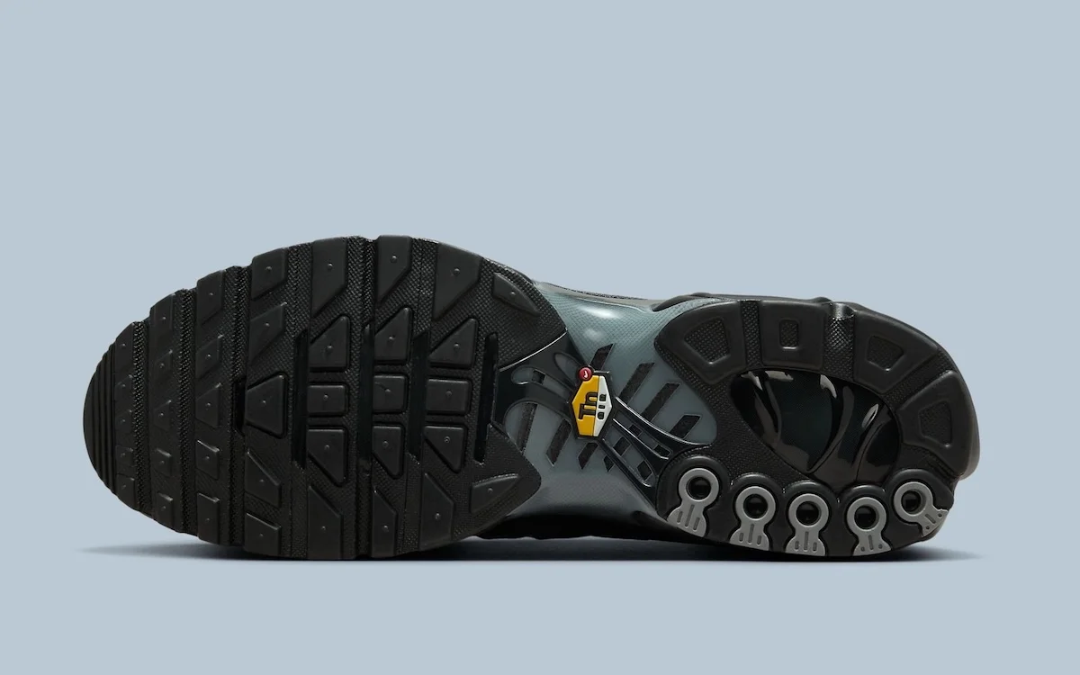 Nike Air Max Plus x PSG 6 Nike Air Max Plus reçoit un traitement furtif PSG avant les quarts de finale de la Ligue des champions