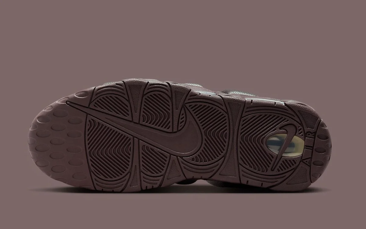 Nike Air More Uptempo Low Baroque Brown 7 La Nike Air More Uptempo Low « Baroque Brown » arrive cet automne