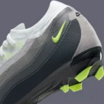 La chaussure de football Nike Air Zoom Vapor 16 rend hommage à l'héritage de la Air Max 95 Neon avec une version hybride