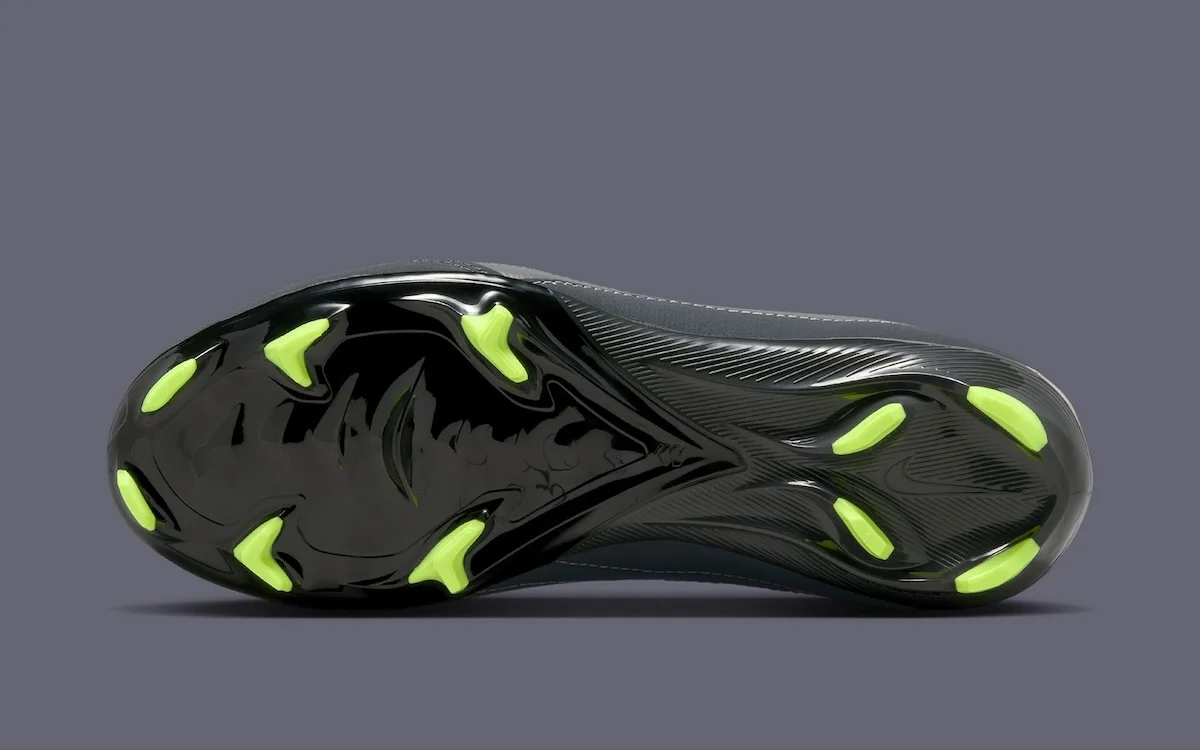 La chaussure de football Nike Air Zoom Vapor 16 rend hommage à l'héritage de la Air Max 95 Neon avec une version hybride