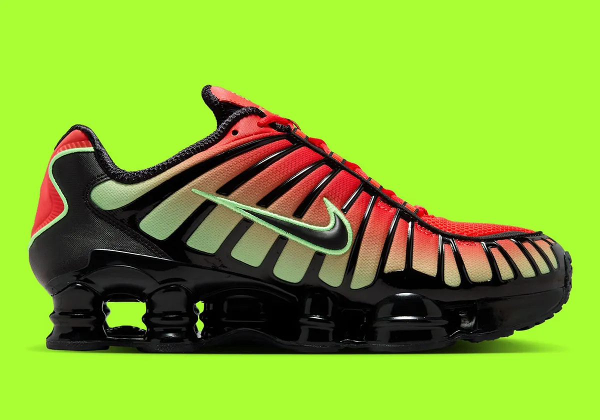 Nike Shox TL Light Crimson 2 La Nike Shox TL « Light Crimson/Volt » fait tourner toutes les têtes avec son look dégradé fluo !