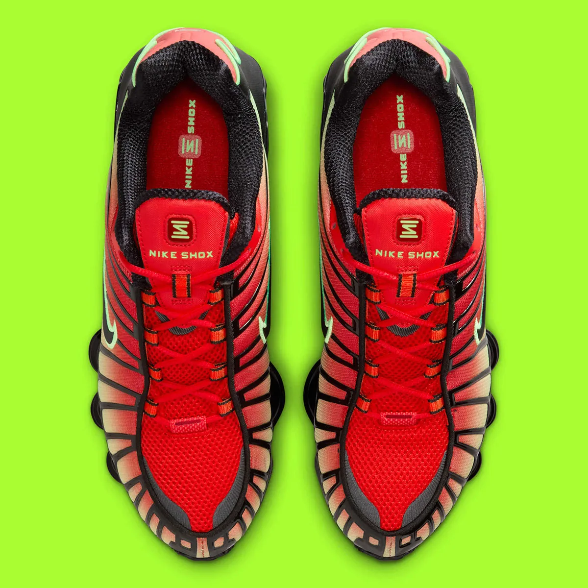 Nike Shox TL Light Crimson 3 La Nike Shox TL « Light Crimson/Volt » fait tourner toutes les têtes avec son look dégradé fluo !